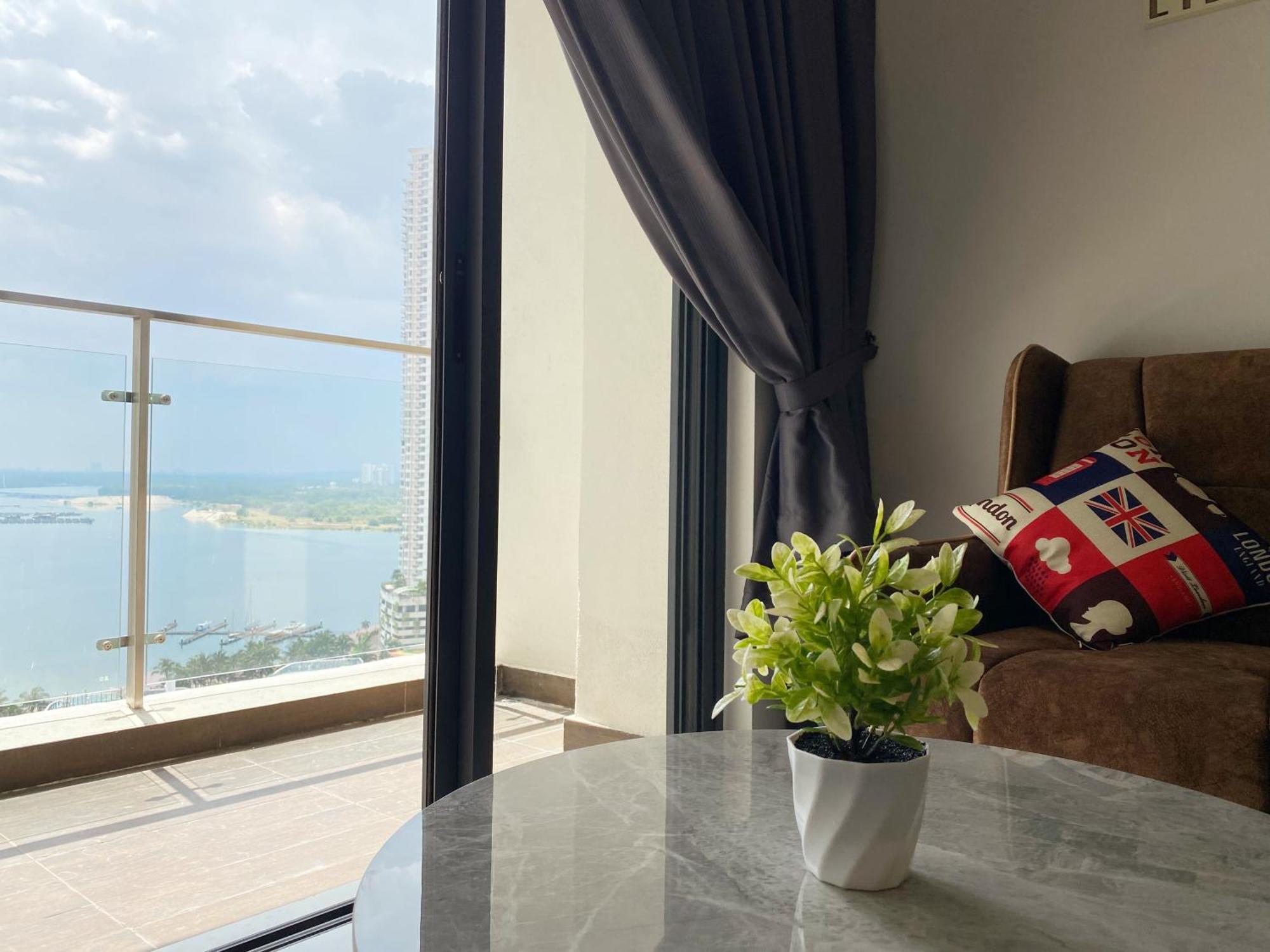Scenic Country Garden Danga Bay By Lions Bay Apartment Johor Bahru Room photo